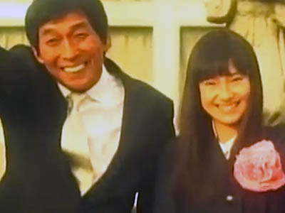 FUNKY MONKEY BABYSのシングル『ありがとう』のプロモーションビデオでの恒松さんとさんまさん